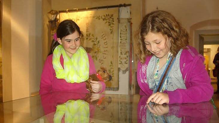 Greta Kulina und Hanna Carola Brückner aus Sonneberg bestaunen ein Modell der Stadt Seßlach.