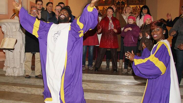 Die Glory Gospel Singers holten sich Zuschauer zum Mitsingen in den Altarraum der Stadtpfarrkirche Zu Unserer Lieben Frau. Foto: Sonja Adam