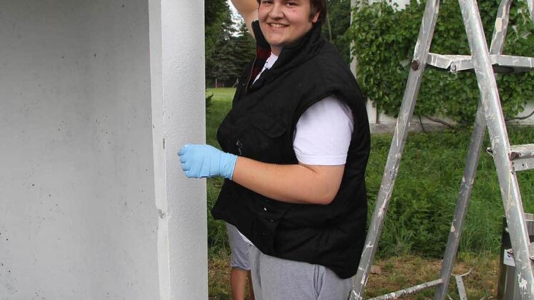 Jonas Gleich hatte den Arbeitseinsatz federführend organisiert und half beim Weißen des Buswartehäuschens. Foto: Sonja Adam