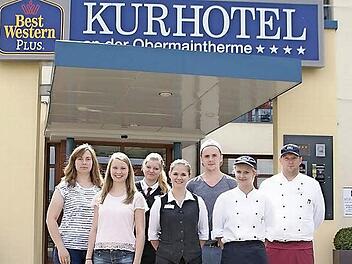 Wir schaffen das: Der Tag der offenen Tür zum "25-jährigen" des Kurhotels wird durchweg organisiert von den Auszubildenden. Irina Gerstenberg, Angela Klemenz, Lisa Noack, Laura Bauer, Kevin Lauerbach und Michelle Krügl (von links, hier mit Küchenchef Christian Popp, rechts) nehmen die Herausforderung an. Als weitere Auszubildende bei der Vorbereitung und Umsetzung des Festes wirken mit: Stefanie Prath, Fabian Welsch, David Sax, Ariel Mairena Aleman und Lisa Pflaum, Verena Strätz, Lisa Eichner...