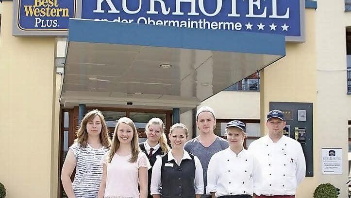 Wir schaffen das: Der Tag der offenen Tür zum "25-jährigen" des Kurhotels wird durchweg organisiert von den Auszubildenden. Irina Gerstenberg, Angela Klemenz, Lisa Noack, Laura Bauer, Kevin Lauerbach und Michelle Krügl (von links, hier mit Küchenchef Christian Popp, rechts) nehmen die Herausforderung an. Als weitere Auszubildende bei der Vorbereitung und Umsetzung des Festes wirken mit: Stefanie Prath, Fabian Welsch, David Sax, Ariel Mairena Aleman und Lisa Pflaum, Verena Strätz, Lisa Eichner...