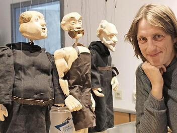 Patrik Lumma, Leiter der Theatertage, mit einigen seiner Puppen Foto: Carmen Schwind