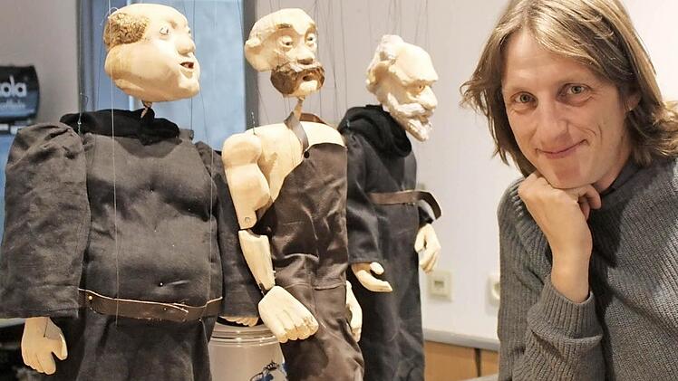 Patrik Lumma, Leiter der Theatertage, mit einigen seiner Puppen Foto: Carmen Schwind