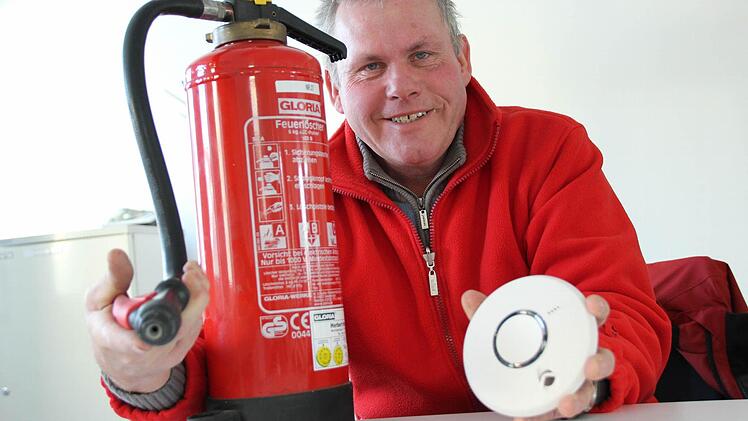 Siegfried Schlereth führt seit einigen Jahren einen Fachbetrieb für Brandschutztechnik in Oberthulba.  Foto: Benedikt Borst