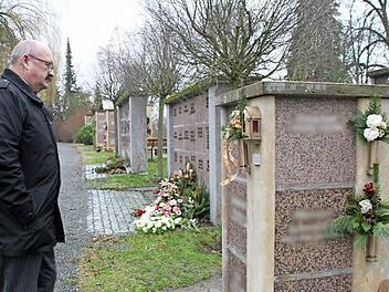 In den Urnenstelen am Kulmbacher Friedhof sind alle Nischen belegt - eine Urnenbestattung ist dort derzeit nicht möglich. Auf seine Anfrage erhielt Stadtrat Michael Stübinger (SPD), zuständiger Verwaltungsrat für den Friedhof, am Donnerstag die Auskunft, dass mehrere neue Stelen aufgestellt werden. Foto: Stephan Tiroch