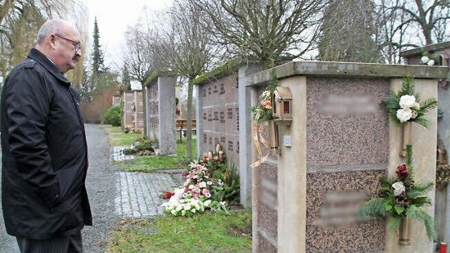 In den Urnenstelen am Kulmbacher Friedhof sind alle Nischen belegt - eine Urnenbestattung ist dort derzeit nicht möglich. Auf seine Anfrage erhielt Stadtrat Michael Stübinger (SPD), zuständiger Verwaltungsrat für den Friedhof, am Donnerstag die Auskunft, dass mehrere neue Stelen aufgestellt werden. Foto: Stephan Tiroch
