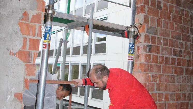 Gebäudemanager Christian Gessner an der Maueröffnung. Foto: Ralf Ruppert