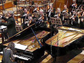 Es war schon fast eine Ingenieursleistung, die beiden Flügel und alle Mikrophone auf der Bühne richtig zu platzieren, aber sie bot ein imposantes Bild: Katia (rechts) und Marielle Labèque bei Wolfgang Amadeus Mozarts selten aufgeführtem Doppelkonzert. Fotos: Ahnert
