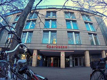 In der Hauptgeschäftsstelle der Sparkasse Erlangen am Hugenottenplatz ist die Entscheidung gefallen: Höhere Kosten und Ausfälle bei den Zinsen werden auf die Kunden umgelegt. Ab April steigen bei bestimmten Girokonten die Grundgebühr und Kosten für Transaktionen.  Foto: Christian Bauriedel