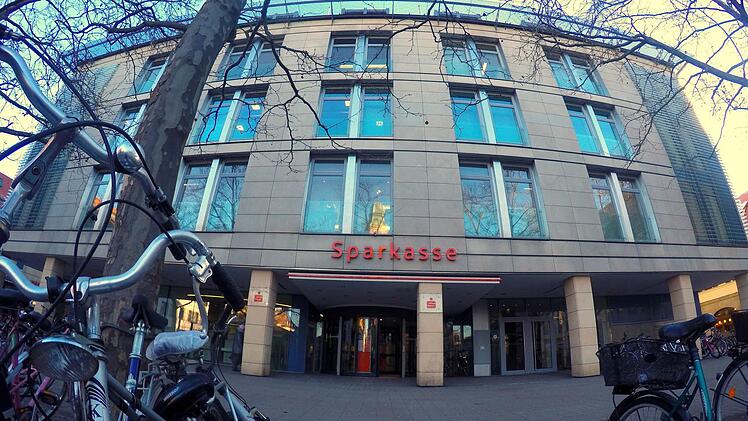 In der Hauptgeschäftsstelle der Sparkasse Erlangen am Hugenottenplatz ist die Entscheidung gefallen: Höhere Kosten und Ausfälle bei den Zinsen werden auf die Kunden umgelegt. Ab April steigen bei bestimmten Girokonten die Grundgebühr und Kosten für Transaktionen.  Foto: Christian Bauriedel