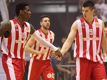 Hand in Hand: Vor zwei Jahren gingen die Bamberger Neuzugänge Quincy Miller (l.) und Luka Mitrovic im Dress von Roter Stern Belgrad auf Korbjagd. Foto: imago