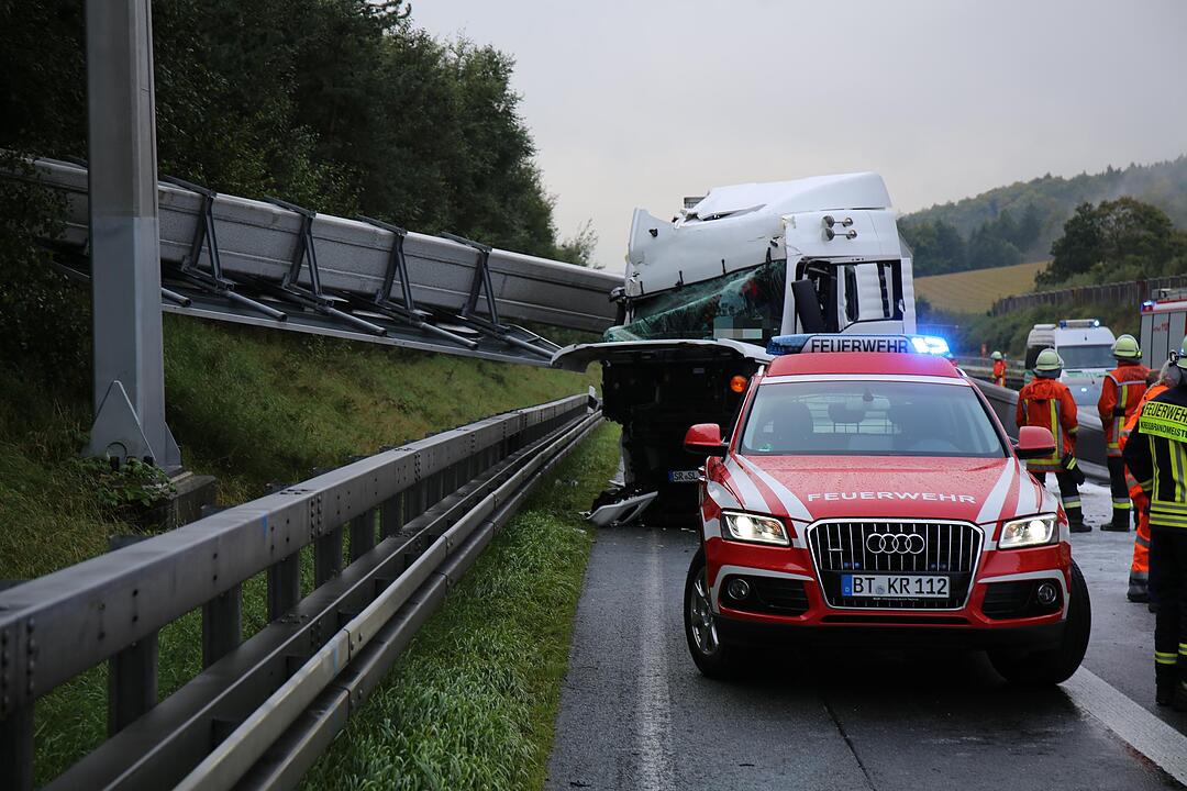 Marktschorgast: Lastwagen reißt Schilderbrücke ein – Lange Staus auf A9