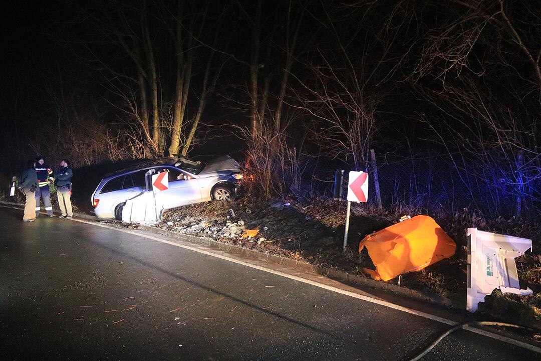Autofahrer kracht gegen Baum in Kunreuth