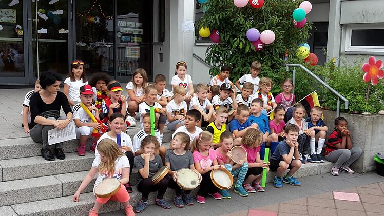 Die zweiten Klassen der Euerdorfer Einhard-Grundschule sorgten beim Schulfest  für die musikalische Einstimmung.Nicole Brückner