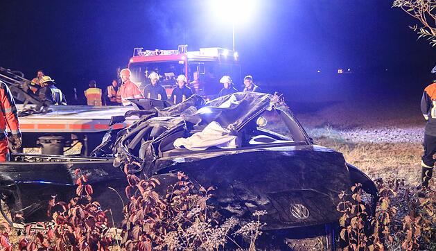 Landkreis Kitzingen: Auto nach &Uuml;berschlag v&ouml;llig zerst&ouml;rt &ndash; Zwei Tote und zwei Schwerverletzte