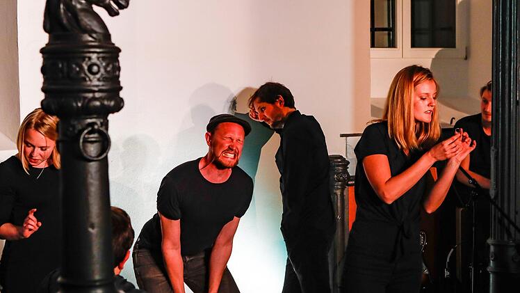 Szenen vom Improvisationstheater im Krackhardt-Haus. Foto: Matthias Hoch