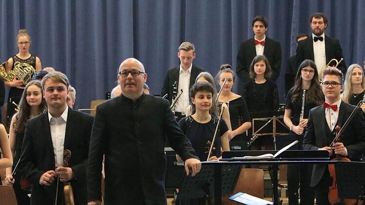 Begeisterten Beifall gab es beim Gastspiel des Jugendsymphonieorchesters Oberfranken in der Frankenhalle Neustadt. Umjubelte Solistin unter der Leitung von Till Fabian Weser war die junge Hornistin Sophia Reuter.Foto: Jochen Berger