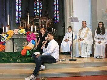 Ein Blütenkranz symbolisierte die Vielfalt der Motive, in die Kirche zu kommen. Fotos: Maria Löffler