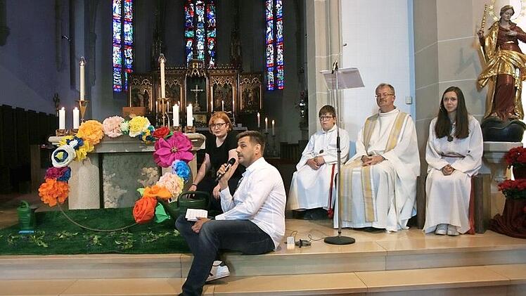 Ein Blütenkranz symbolisierte die Vielfalt der Motive, in die Kirche zu kommen. Fotos: Maria Löffler