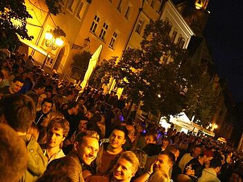 Bis spät in die Nacht wird beim Kulmbacher Altstadtfest gefeiert.BR-Archiv/Monika Limmer