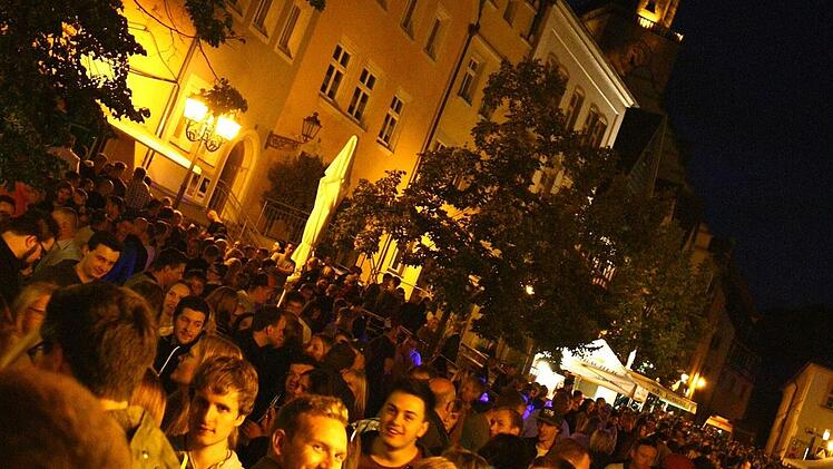 Bis spät in die Nacht wird beim Kulmbacher Altstadtfest gefeiert.BR-Archiv/Monika Limmer