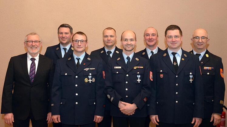 Feuerwehrehrenabzeichen in Silber für 25 Jahre aktiven Feuerwehrdienst v.li.: Bürgermeister Waldemar Bug, Martin Hildmann Gerhard Brehm, Steffen Schade,Shawn Gamble, Roland Kleinhenz, Tobias Grom und Kreisbrandinspektor Ronald Geis. Fotos: Peter Rauch