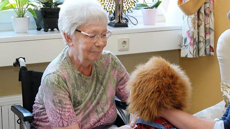 Willi, die Therapiepuppe, macht Mut  in einer schweren Zeit. Foto:   Alexandra Kraus