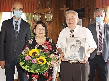 Die Eheleute Barbara und Andreas Schmitt mit Bürgermeister Jakobus Kötzner (links) und dem stellvertretenden Landrat Bruno Kellner Foto: Evi Seeger