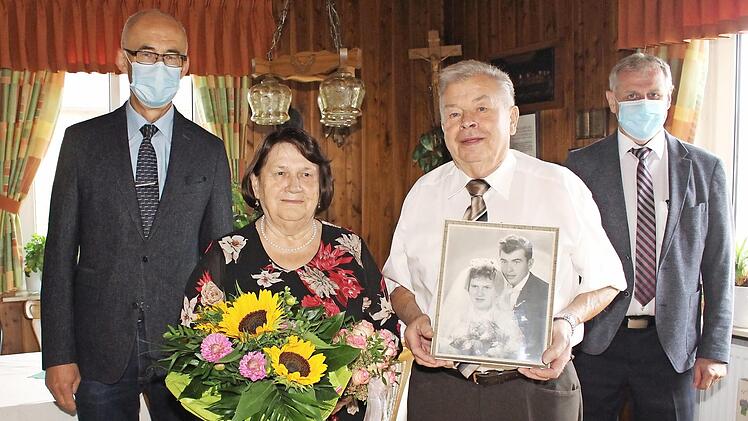 Die Eheleute Barbara und Andreas Schmitt mit Bürgermeister Jakobus Kötzner (links) und dem stellvertretenden Landrat Bruno Kellner Foto: Evi Seeger