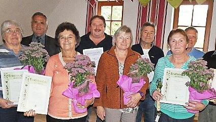 Der Gartenbauverein F&ouml;lschnitz-Kauerndorf zeichnete treue Mitglieder aus. Unser Bild zeigt (von links) B&uuml;rgermeisterin Anita Sack, Gisela Albrecht, Kreisvorsitzender G&uuml;nter Reif, Elfriede Grampp, Friedrich Ulrich, Renate Kortschack, Gerhard Gonte...