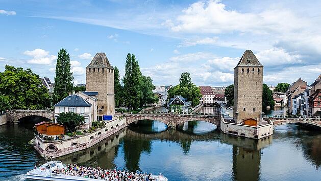 Stra&szlig;burg l&auml;sst sich auch gut vom Wasser aus erkunden. Hier die ber&uuml;hmten gedeckten Br&uuml;cken "Ponts Couverts".