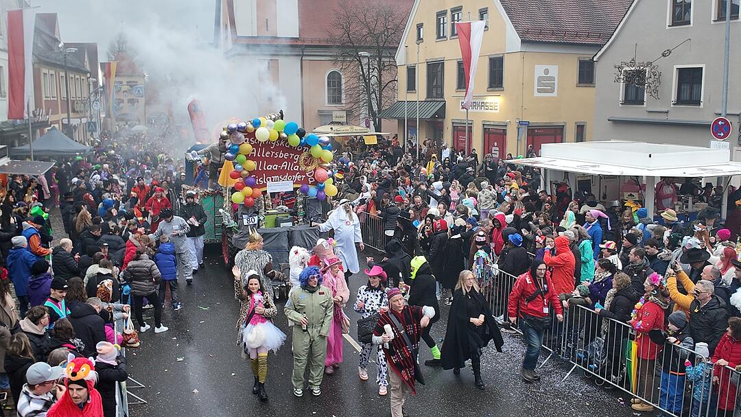 Die Narren sind los: Faschingszug zieht durch Allersberg