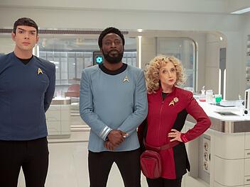 Gespannt auf neue Welten in Staffel drei (von links): Ethan Peck als Spock, Babs Olusanmokun als M'Benga und Carol Kane als Pelia in "Star Trek: Strange New Worlds".