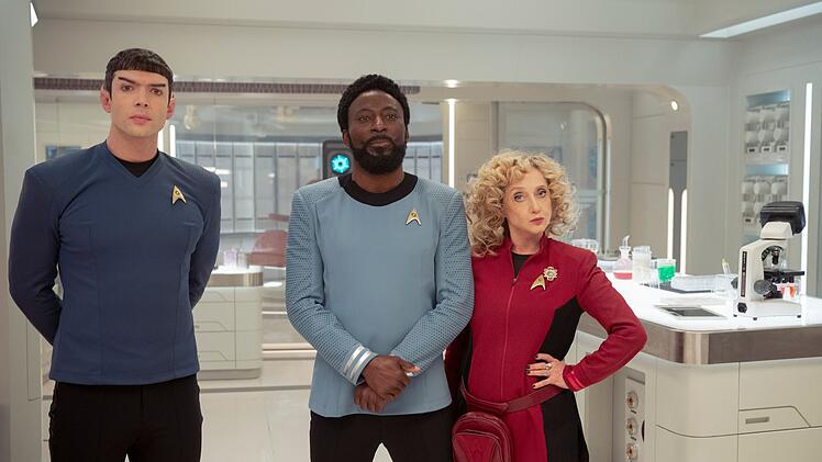 Gespannt auf neue Welten in Staffel drei (von links): Ethan Peck als Spock, Babs Olusanmokun als M'Benga und Carol Kane als Pelia in "Star Trek: Strange New Worlds".
