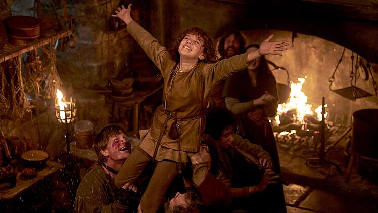 Ronja (Kerstin Linden) liebt das Burgleben, w&uuml;rde aber gerne auch mal wissen, was die Welt jenseits dieser dicken Mauern zu bieten hat.