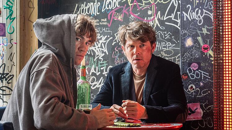 Tom Kowalski (Steffen Schroeder, rechts) wirkt beim Austausch mit Leon Krupa (Alessandro Schuster) sehr angespannt.