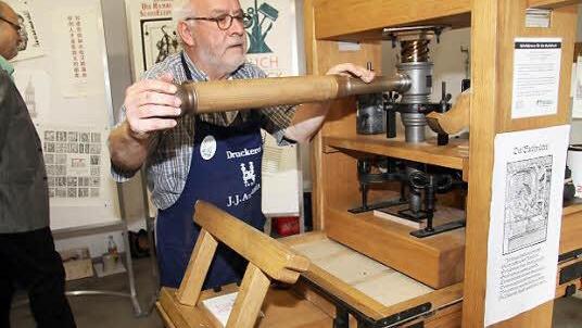 Helmut Bohlmann zeigt Druckerhandwerk wie zu Gutenbergs Zeiten.