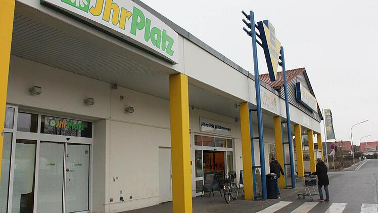 Die leeren Räume könnten bald zu Edeka gehören. Foto: Christian Bauriedel