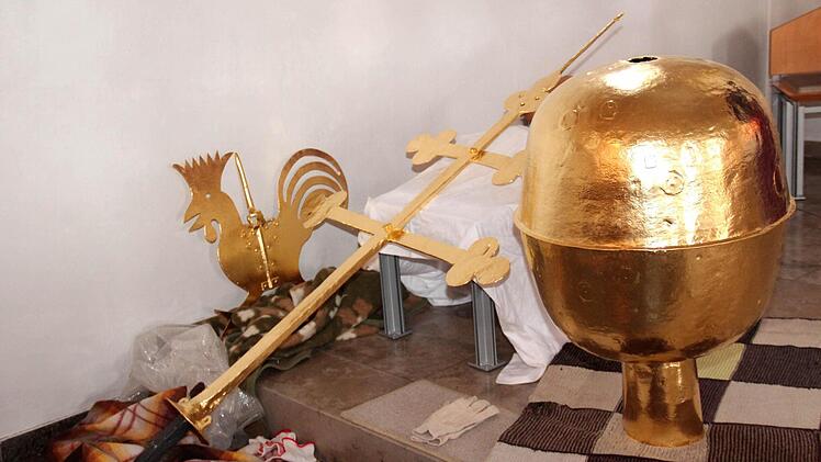 Die gesamte Turmzier: Hahn, Kreuz und Kugel