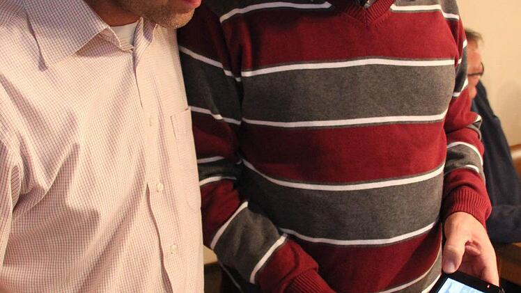 Erst auf Straßen-, dann auf Namenssuche: Bürgermeister Jochen Steppert aus Neubrunn (links) und sein Stellvertreter Robert Muckelbauer aus Kirchlauter beim Navi-Test. Foto: Ralf Kestel