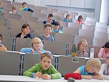 "Kinderuni macht Spaß", sagen Anna Belankaya und Michelle Kraska und sind konzentriert dabei. Am Samstag gehörten die Hörsälen ausnahmsweise nicht den Erwachsenen, sondern den Kindern. Fotos: Gabi Arnold