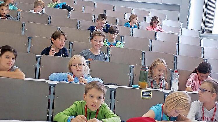 "Kinderuni macht Spaß", sagen Anna Belankaya und Michelle Kraska und sind konzentriert dabei. Am Samstag gehörten die Hörsälen ausnahmsweise nicht den Erwachsenen, sondern den Kindern. Fotos: Gabi Arnold