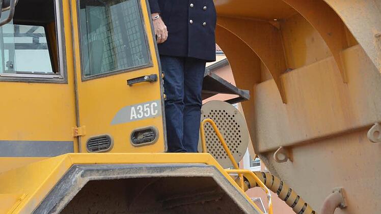 Landrat Busch nach einer Probefahrt im Risen-Kipper.