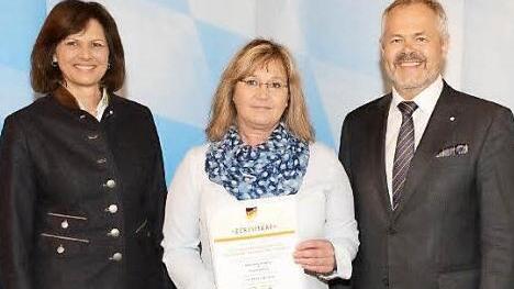 Bayerns Wirtschafts- und Tourismusministerin Ilse Aigner und der Pr&auml;sident des Bayerischen Hotel- und Gastst&auml;ttenverbandes Ulrich Brandl,verliehen drei Sterne an Belinda Werner vom Gasthof Sch&ouml;nblick.