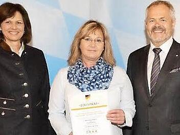 Bayerns Wirtschafts- und Tourismusministerin Ilse Aigner und der Präsident des Bayerischen Hotel- und Gaststättenverbandes Ulrich Brandl,verliehen drei Sterne an Belinda Werner vom Gasthof Schönblick.