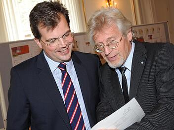 Bürgermeister und CSU-Kreisvorsitzender Christian Lange (links) mit Fraktionsvorsitzendem Helmut Müller kürzlich im Stadtrat  Foto: R. Rinklef