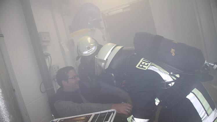 Im Keller des Gebäudes wird der vermisste Hausmeister gefunden und gerettet.