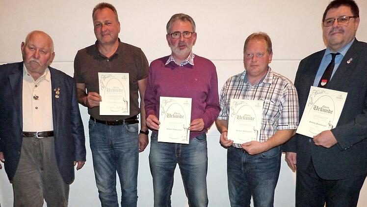 Mit der Bundesnadel in Silber und Gold wurden vier Züchter ausgezeichnet. Im Bild (von links) Ehrenkreisvorsitzender Siegbert Zehe, Uwe Langhammer, Dietmar Haensel, Andreas Maier und Hansjürgen Grampp, zugleich Kreisvorsitzender der Rassegeflügelzüchter  Foto: Werner Reißaus