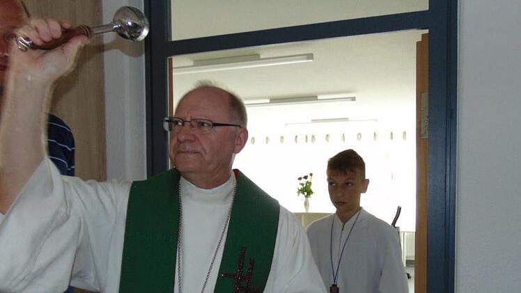 Pfarrer Martin Emge bei einer Einweihung Foto: Petra Malbrich