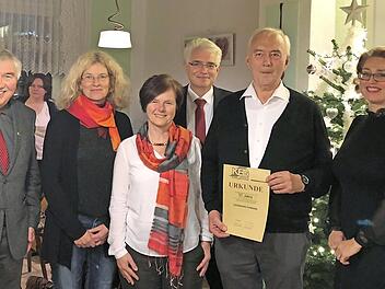 Bei der Ehrung (v. l.): Hans Schäffner (stellvertretender Kreisvorsitzender), Barbara Gruber (KEG-Personalrätin), Cordula Haderlein, Leonhard Eismann, Stefan Kuen und Daniela Drummer  Foto: privat